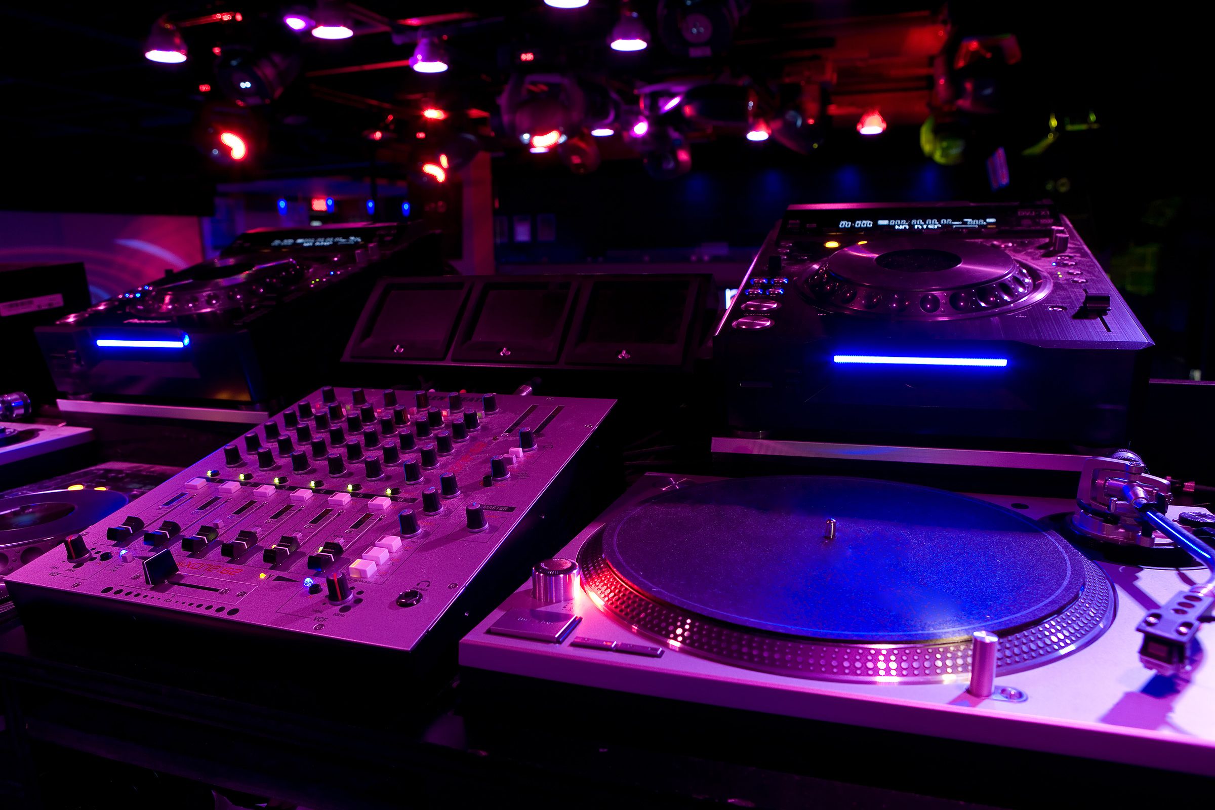 DJ و خدمات موزیک مجالس با بیش از 20 سال سابقه