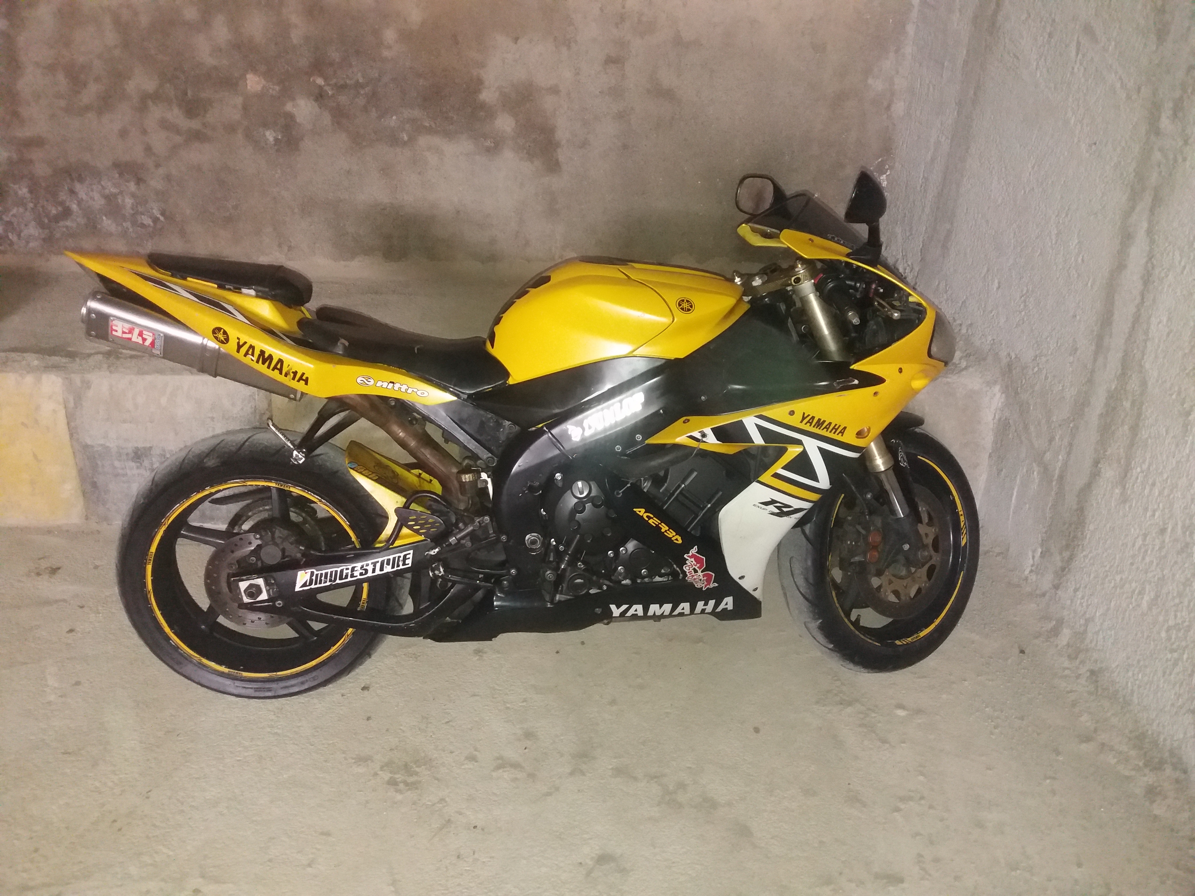 فروش موتور سیکلت یاماها آر وان هزار مدل ۲۰۰۶  yamaha R1 2006 for sale