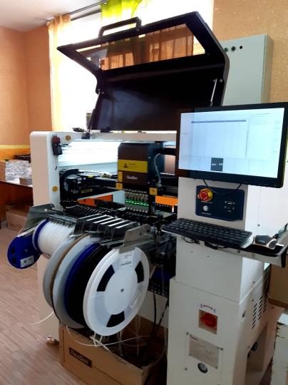 مونتاژ بردهای الکترونیکی و آی سی BGA با دستگاه - دستی-مونتاژ کابل و کانکتور.