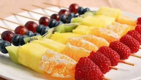 میوه سیخی داخل دیس پذیرایی مجالس (پرندیس)